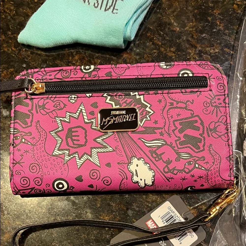 Ms Marvel wallet Wristlet / Star Wars & Disney Villians Heidi Klum Ursula socks - Picture 4 of 7